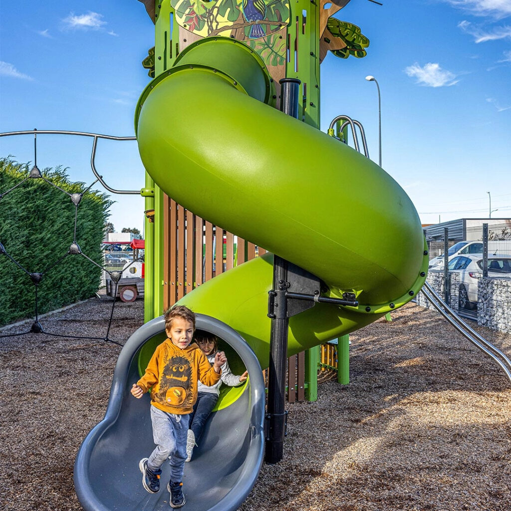 Maxi KAYOP J56003 G2 Pomysł na plac zabaw bliski przyrodzie