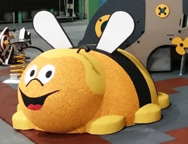 Figura gumowa na plac zabaw Pszczółka