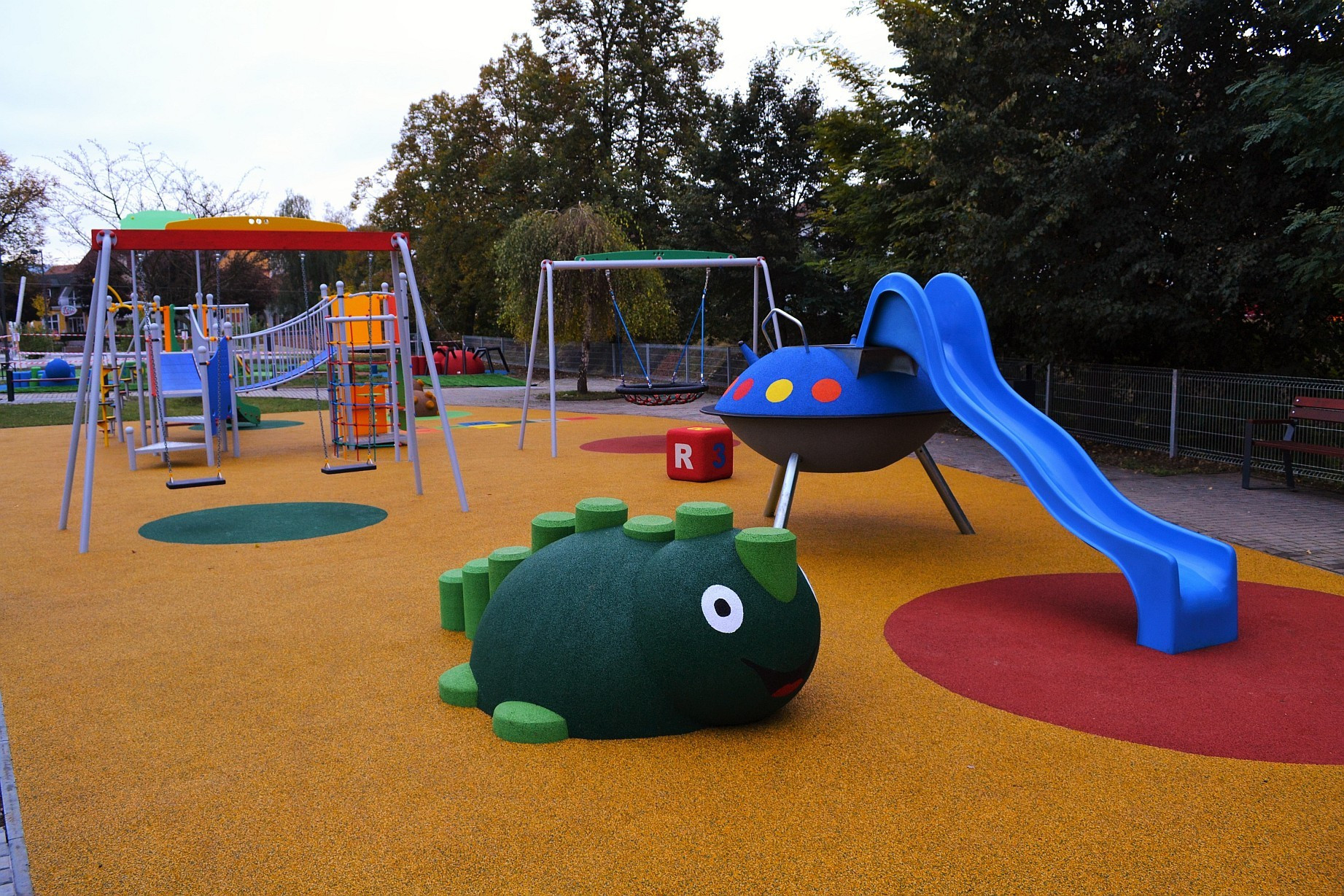 Gumowa figura na plac zabaw Jaszczurka Gumowa figura na plac zabaw Jaszczurka