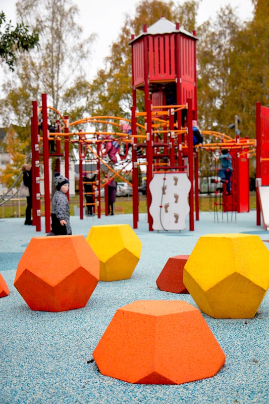 Diament i półdiament na placu zabaw