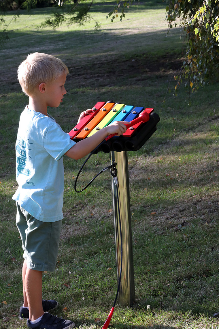 Instrument muzyczny w parku - Rainbow Trio Metallophone (Ground)
