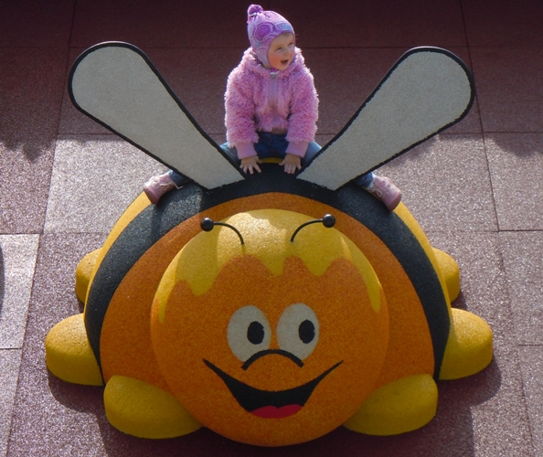 Figura gumowa na plac zabaw Pszczółka