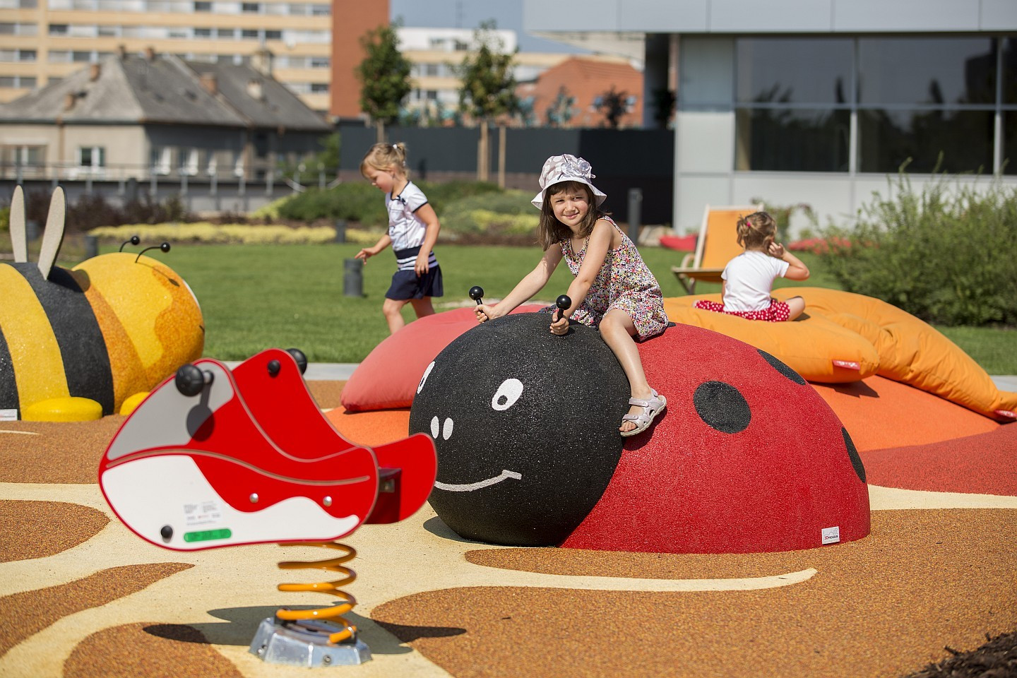 Gumowa figura na plac zabaw Biedronka Gumowa figura na plac zabaw Biedronka